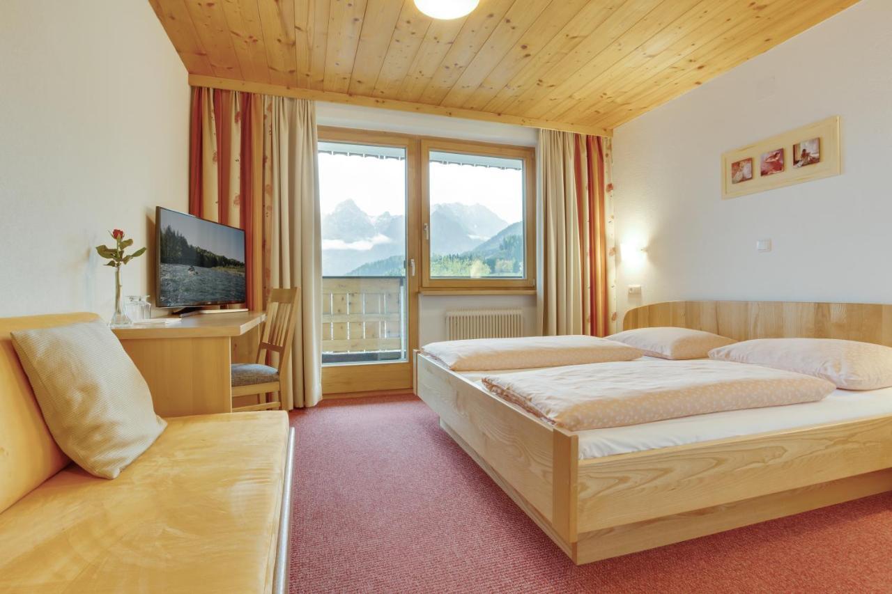 Hotel Burtschahof Bürserberg エクステリア 写真