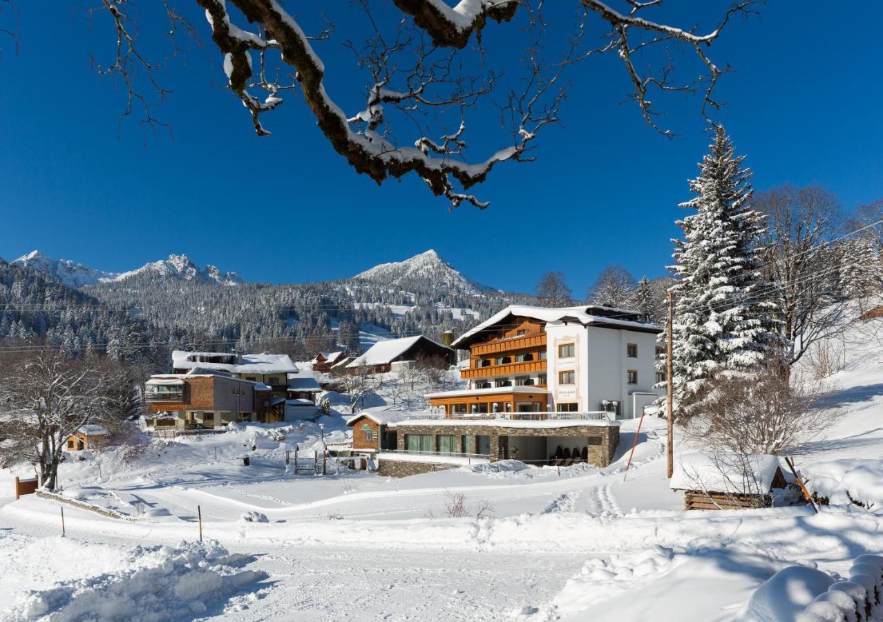 Hotel Burtschahof Bürserberg エクステリア 写真