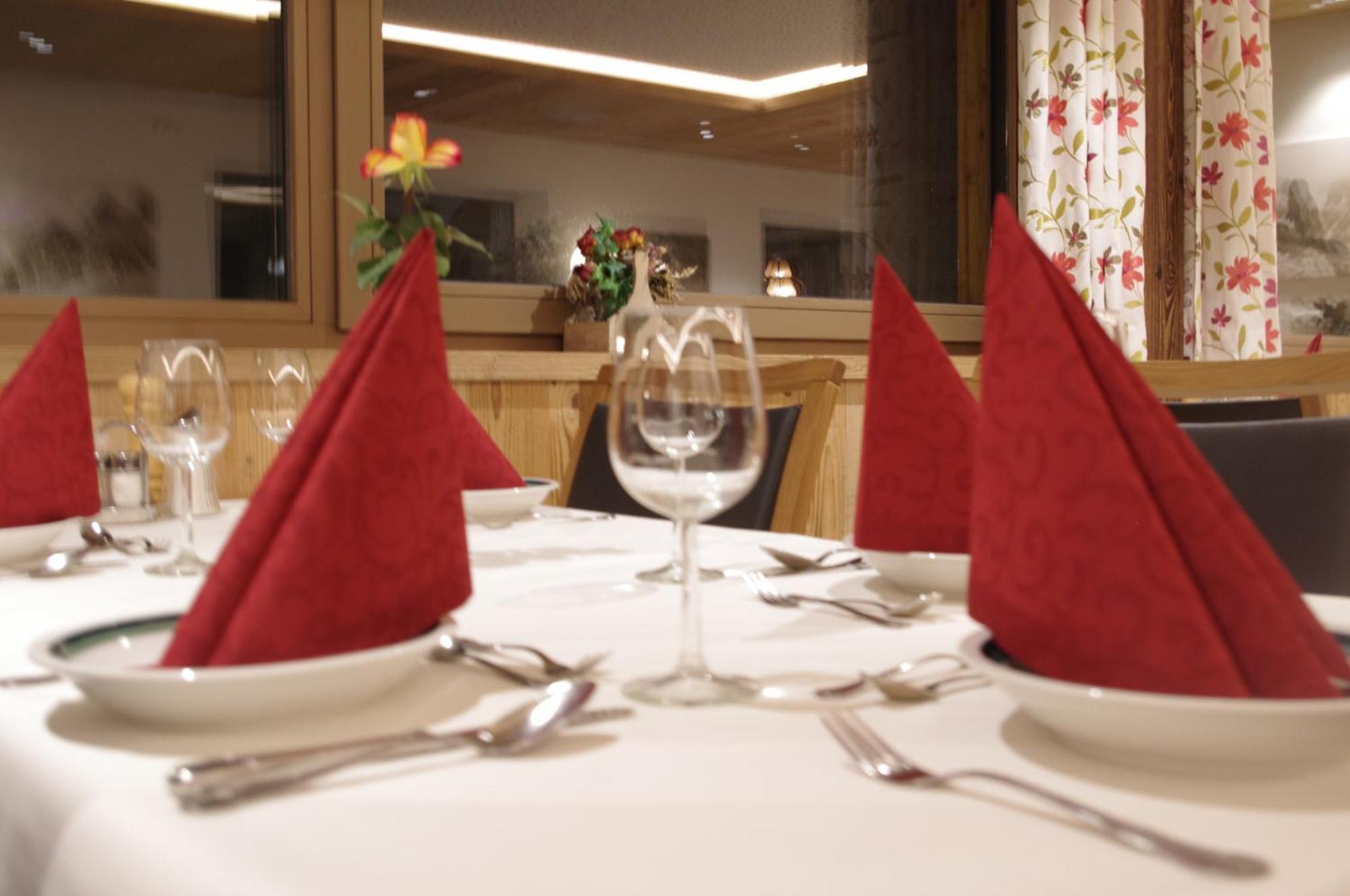 Hotel Burtschahof Bürserberg エクステリア 写真