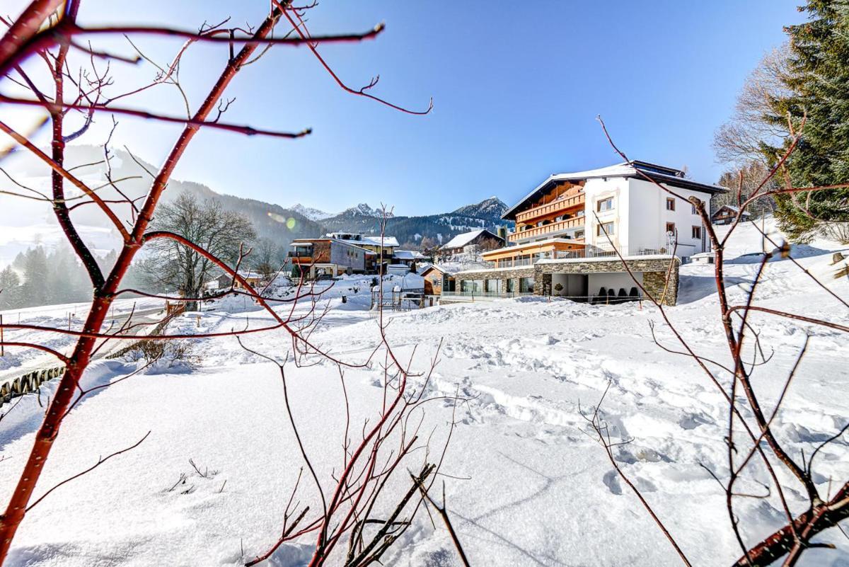 Hotel Burtschahof Bürserberg エクステリア 写真