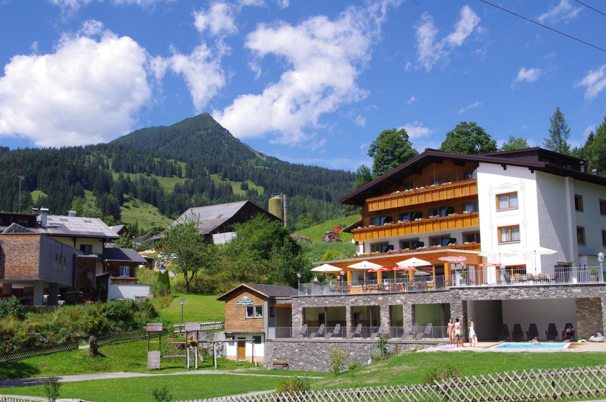 Hotel Burtschahof Bürserberg エクステリア 写真