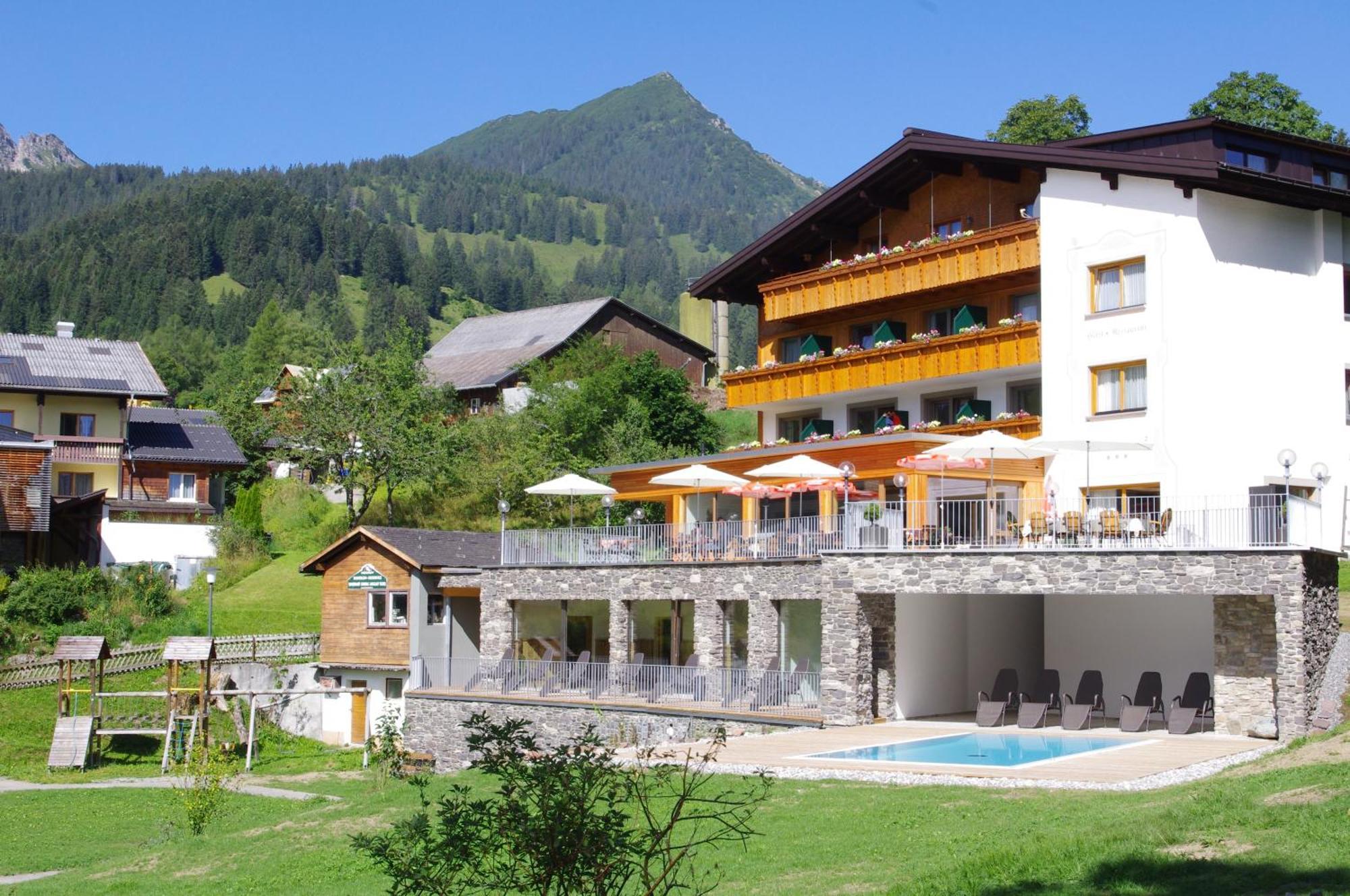 Hotel Burtschahof Bürserberg エクステリア 写真