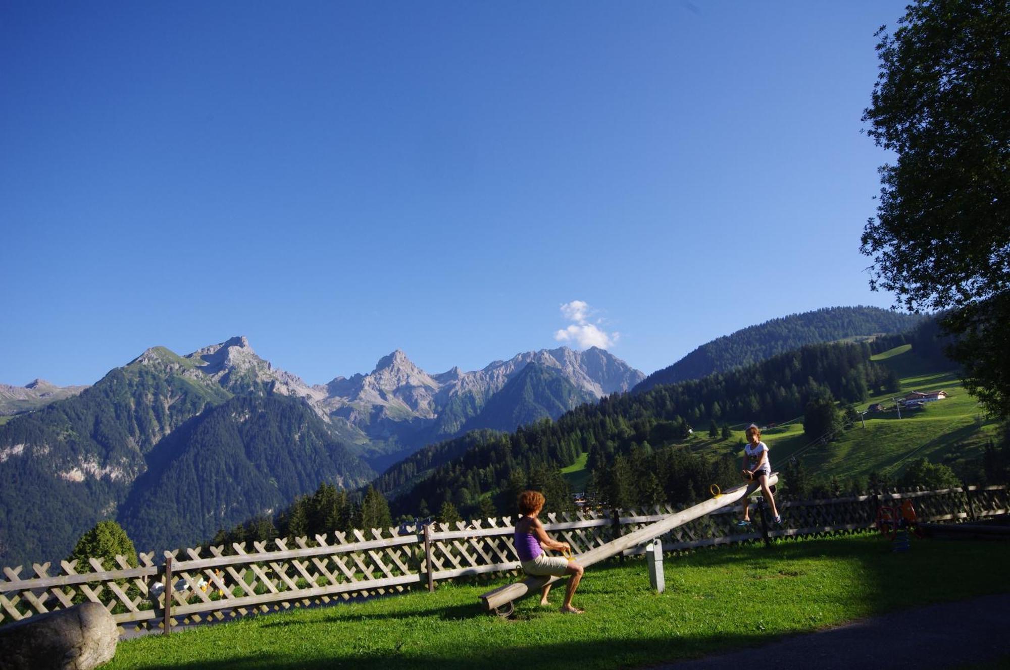 Hotel Burtschahof Bürserberg エクステリア 写真