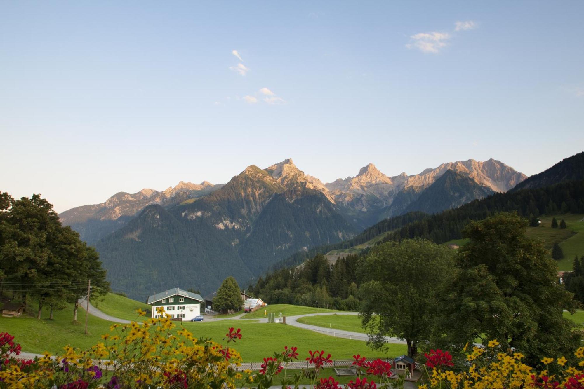 Hotel Burtschahof Bürserberg エクステリア 写真