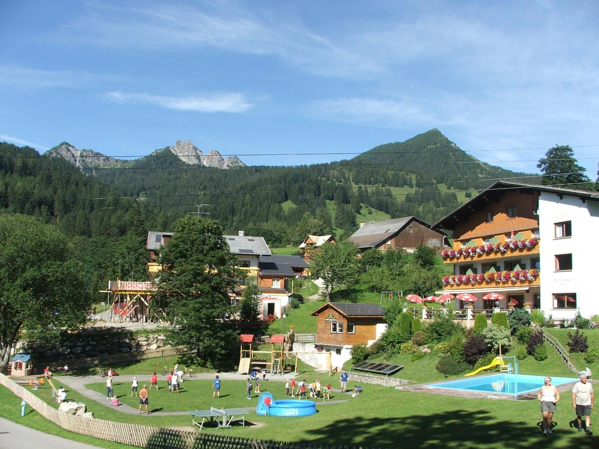 Hotel Burtschahof Bürserberg エクステリア 写真